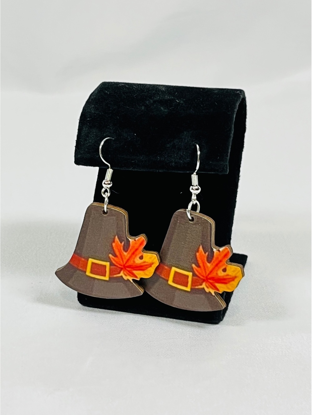 Pilgrim Hat Dangle Earrings with Orange Maple Leaf – Thanksgiving Fall Accessory